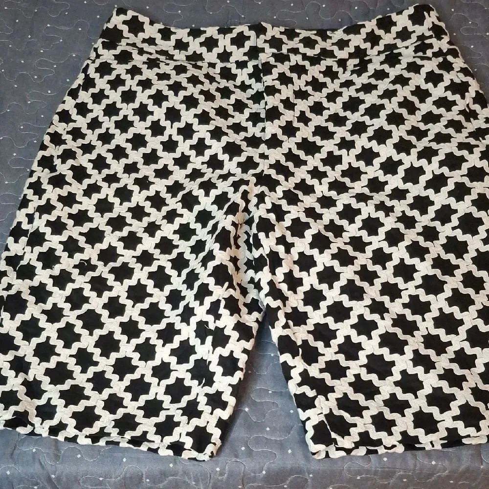 Details Black and White Geometric Women's Shorts size 10